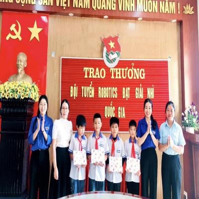 ĐOÀN XÃ NAM THANH MIỆN TẶNG QUÀ, ĐỘNG VIÊN ĐỘI TUYỂN ROBOTICS TRƯỜNG TIỂU HỌC CHI LĂNG NAM ĐẠT GIẢI NHÌ - BẢNG R1 CUỘC THI SÁNG TẠO ROBOTICS TOÀN QUỐC NĂM 2025